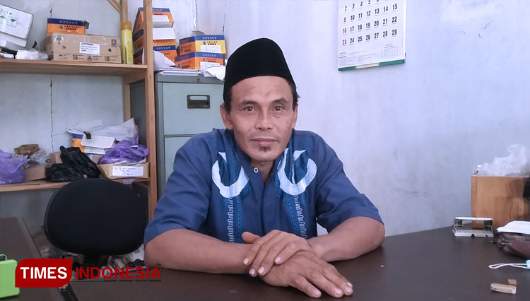 Abdul Muhasan dan hasil produksi UD Cipta Kreasi yang tertunda pengiriman karena pandemi Covid-19. (FOTO: Muchlas Hamidi/TIMES Indonesia)