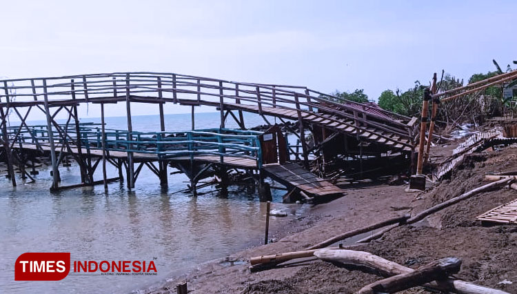 Kondisi destinasi wisata Pantai Rambat yang hancur diterjang gelombang tinggi Laut Jawa. (Foto: Siti Raudiatul Nadiyah/TIMES Indonesia)