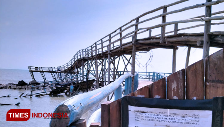 Kondisi wisata Pantai Rembat Indramayu yang diterjang gelombang tinggi Laut Jawa. (Foto: Siti Raudiatul Nadiyah/TIMES Indonesia)