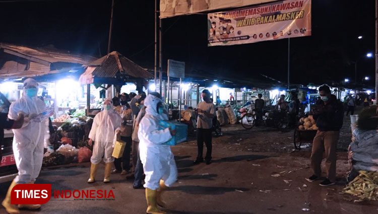 Petugas dari tim gugus percepatan penanganan Covid-19 Tuban ketika melalukan rapid tes masal kepada pedagang di Pasar Bongkaran Tuban, Sabtu, (07/06/2020). (Foto: Achmad Choirudin/TIMES Indonesia)