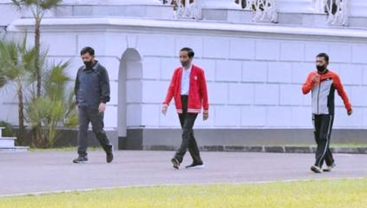 Presiden Jokowi saat berolahraga bareng Panglima TNI Marsekal Hadi Tjahjanto dan Kapolri Jenderal Idham Azis. (Foto: Biro Pers Istana Kepresidenan).