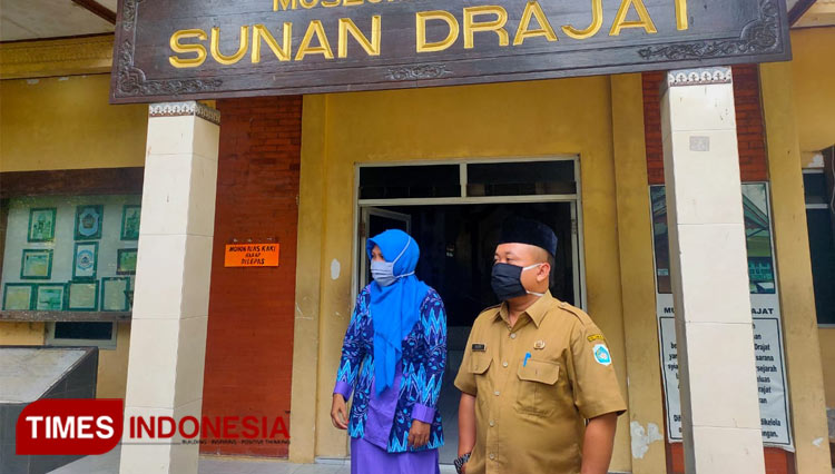 Edy Suprapto, Kasi Museum, Sejarah dan Purbakala Disparbud Lamongan dan petugas Museum Sunan Drajat meninjau kesiapan museum menjelang new normal