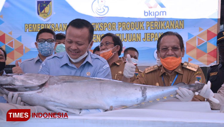 Menteri Kelautan dan Perikanan RI, Edhy Prabowo bersama Gubernur Sulteng, Longki Djanggola saat melepas ekspor perdana tuna yellowfin ke Jepang. Selasa, (9/6/2020). (Foto : Humas Pemprov Sulteng for Times Indonesia)
