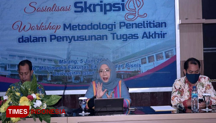 Pemaparan materi workshop oleh Dekan FEB Unisma Malang Nur Diana, SE, MSi. (FOTO: AJP TIMES Indonesia)