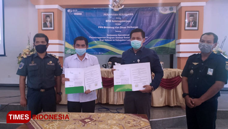 BPJS Ketenagakerjaan Lamongan bekerja sama dengan PPN Brondong dalam rangka pelaksanaan perlindungan nelayan, di Meeting Hall PPN Brondong, Rabu, (10/6/2020). (FOTO: BPJS Ketenagakerjaan Lamongan for TIMES Indonesia)