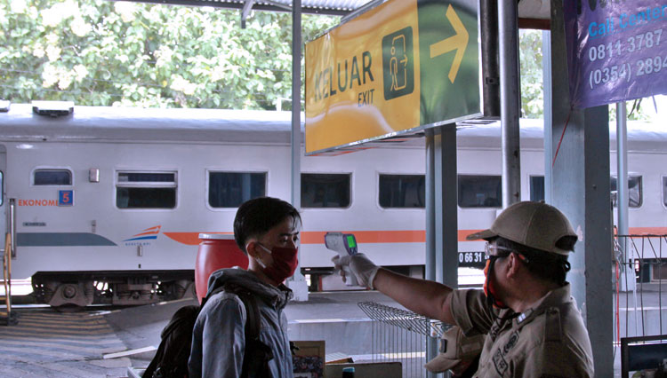 Penumpang Kereta Api yang di cek suhu tubuhnya di Stasiun Kereta Api Kota Kediri. (Foto: Protokol dan Komunikasi Pimpinan Sekretariat daerah Kota Kediri)