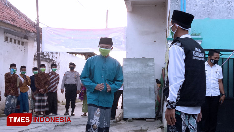 Simulasi penerapan protokol kesehatan dalam menyambut kedatangan santri Pondok Pesantren Al-Kholiliyah An-Nuroniyah Kabupaten Bangkalan. (Foto: Doni Heriyanto/TIMES Indonesia)
