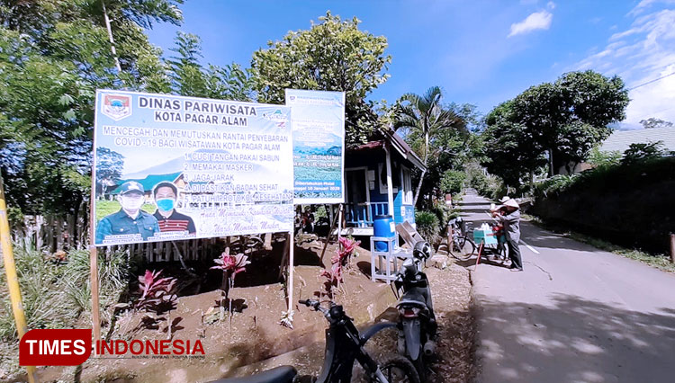 Tampak sebuah baliho berukuran besar di pintu masuk objek wisata Gunung Dempo, berisikan imbauan kepada pengunjung untuk tetap mentaati protokol kesehatan Covid-19. (FOTO: Asnadi/ TIMES Indonesia)