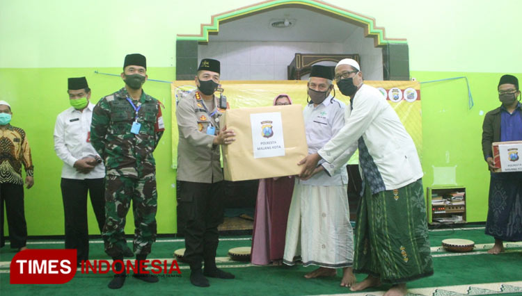 Penyerahan bantuan untuk lumbung pangan di pesantren tangguh. (Foto: Humas Polresta Malang Kota for TIMES Indonesia)