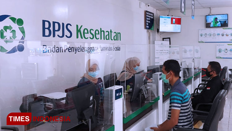 Pegawai BPJS Kesehatan Cabang Gresik saat melayani peserta JKN-KIS (Foto: Akmal/TIMES Indonesia).