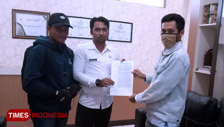 Proses penyerahan berkas kronologi hutang mendadak bengkak yang dialami Suwardi, anggota KSP MAJU Srono, ke Dinas Koperasi, Usaha Mikro dan Perdagangan Kabupaten Banyuwangi. (Foto : Syamsul Arifin/TIMES Indonesia)