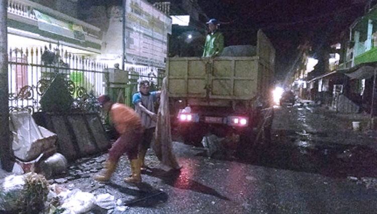 Petugas dari DLH Kota Pagaralam melakukan pembersihan beragam sampah di Pasar Tradisional depan Masjid Raya. (Foto: Asnadi/TIMES Indonesia)