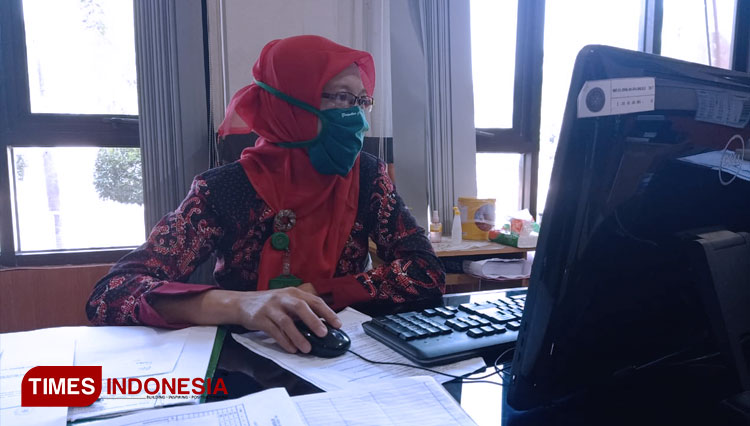 Panitera Muda Hukum Pengadilan Agama Magetan, Siti Mar'fuah saat di temui di kantornya. (FOTO: Aditya Candra/TIMES Indonesia)