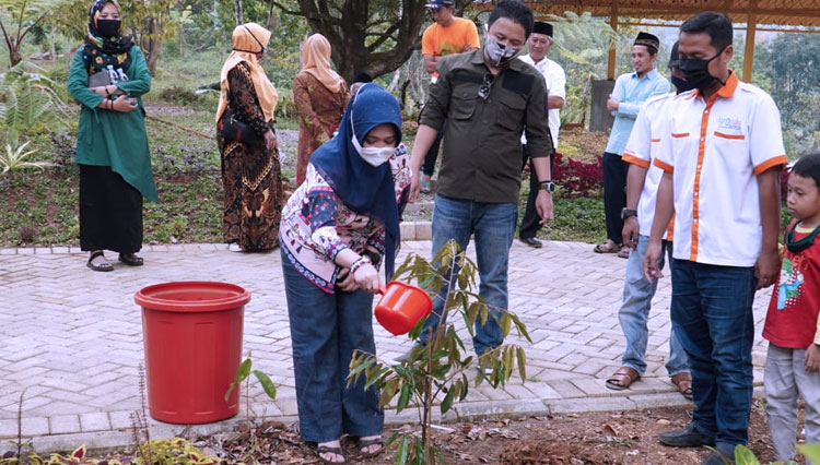 Anggota DPR RI Ema Ummiyatul Chusnah menanam durian simbolis di kawasan Agropolis Wonosalam Jombang. (foto: dok. agropolis)