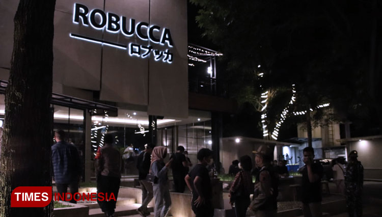 Suasana di Cafe Robucca Ijen Kota Malang saat tim gabubgan dari Kota Malang melakukan test rapid pada pengunjung cafe Robucca. (FOTO: Naufal/TIMES Indonesia)