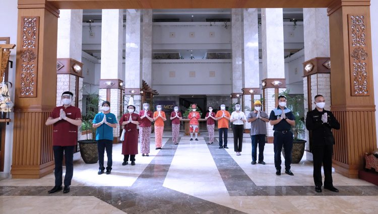 Grand Inna Malioboro Yogyakarta staffs pose in physical distancing rule at their lobby. (PHOTO: Grand Inna for TIMES Indonesia)