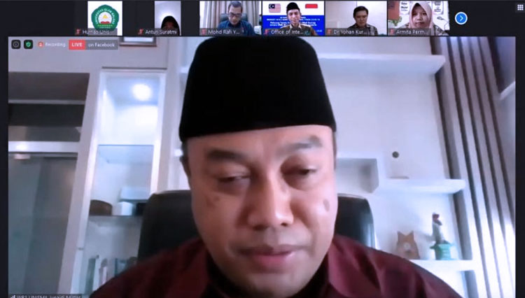 Wakil Rektor 1 Unisma Malang Prof. Dr. H. Junaidi, M.Pd, P.hD menyampaikan pemaparan pada acara webinar internasional. (FOTO: AJP TIMES Indonesia)