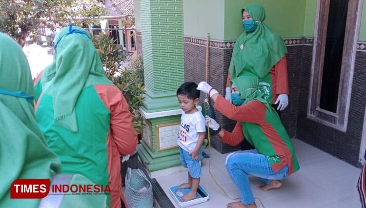 Kader Posyandu Mawar Desa Sambungmacan mendatangi warga secara door to door dengan membawa timbangan dan alat ukur tinggi balita. (FOTO: Mukhtarul Hafidh/TIMES Indonesia)