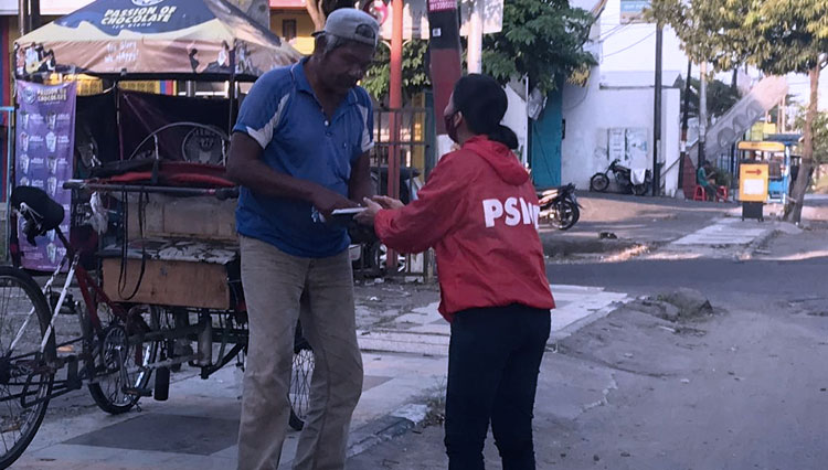 Kader PSI membagikan ratusan paket nasi. (Foto: PSI Kota Madiun/TIMES Indonesia)