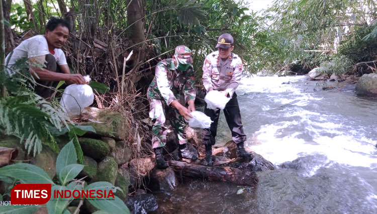 melepas-bibit-ikan-3.jpg
