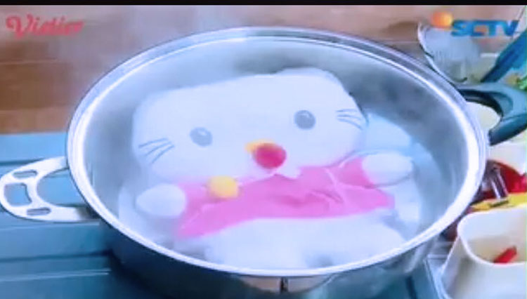 Potongan video pada sebuah sinetron saat hello kitty direbus. (Foto: tangkapan layar video @ayaswords)