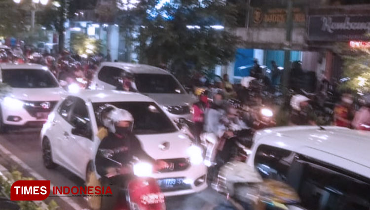 Suasana Jalanan Malioboro Kota Jogja pada Sabtu (13/6/2020) malam mulai ramai dipenuhi warga. (FOTO: Johan for TIMES Indonesia)