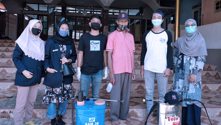 Cegah Penyebaran Covid 19 Mahasiswa Kkn Um Semprot Disinfektan Dan Bagi Masker Di Desa Bulukerto Times Indonesia