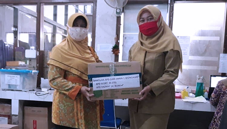 Sisihkan Penghasilan Guru Dan Staf Smkn 1 Wonoasri Bantu Apd Tenaga Medis Times Indonesia