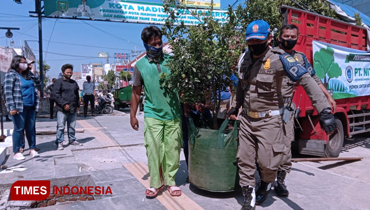 Wali Kota Madiun mengarahkan penataan pohon buah bantuan CSR dari PT Nitama Madiun. (Foto: Gerry Setiawan/TIMES Indonesia)