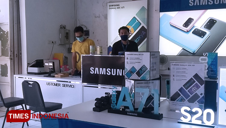 Situasi Plasma Phone, Pusat Handphone tertua di Kota Banjarnegara. (FOTO: Muchlas Hamidi/TIMES Indonesia)