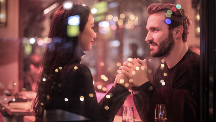 Ilustrasi - Jatuh cinta (FOTO: pexels.com/bruce mars)