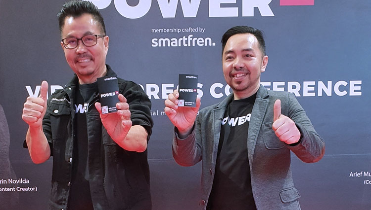 Djoko Tata Ibrahim, Deputy CEO Smartfren (kiri) bersama Febrian Annas, General Manager Digital Acquisition Smartfren. (FOTO: Courtesy of Smartfren)