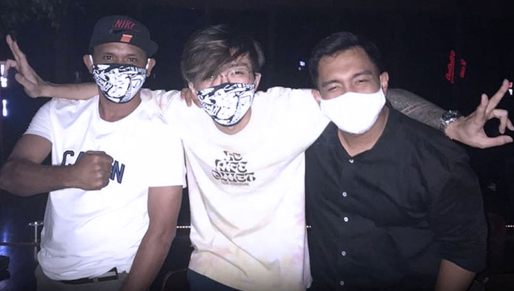 dr Tirta saat berada di bar holywings. Foto yang diunggah pihak Holywings kemudian viral. (Foto: @holywingsspotlight)