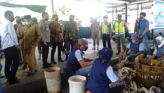 Forkopimda Kabupaten Malang saat meninjau Pabrik Kripik Lumba-lumba. (Foto: Humas Polres Malang)