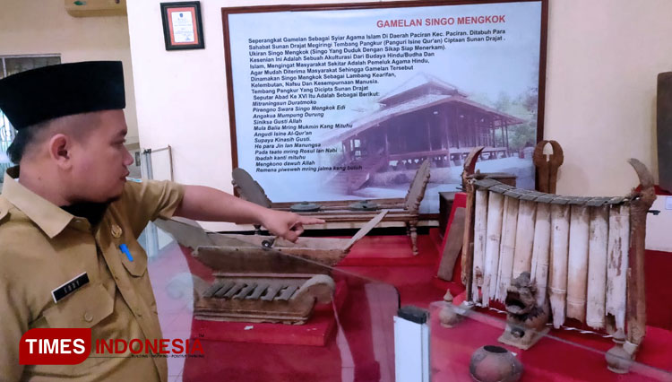 Kasi Museum, Sejarah dan Purbakala Disparbud Lamongan, Edy Suprapto, menunjukkan gamelan kuno peninggalan Sunan Drajat. (FOTO: MFA Rohmatillah/ TIMES Indonesia)