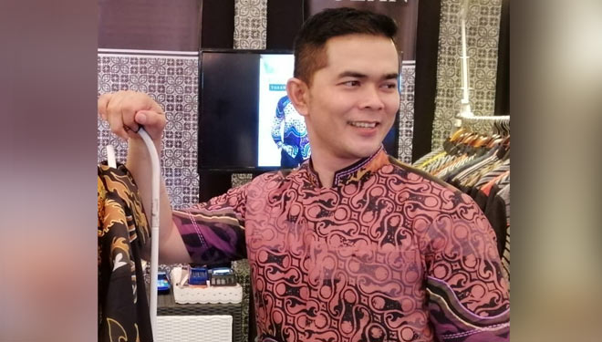 Johan Ferdy bersama produk batik miliknya, Toean Batik.(Foto: Koleksi pribadi Johan Ferdy)