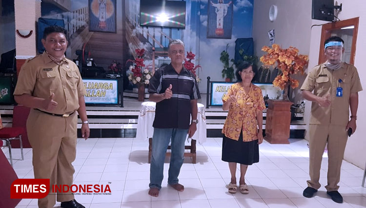 Ketua Bamag Banyuwangi, Pendeta Anang Sugeng Sulis Tyanto, STh, saat menyambut kunjungan Kesbangpol. (Foto : Syamsul Arifin/TIMES Indonesia)