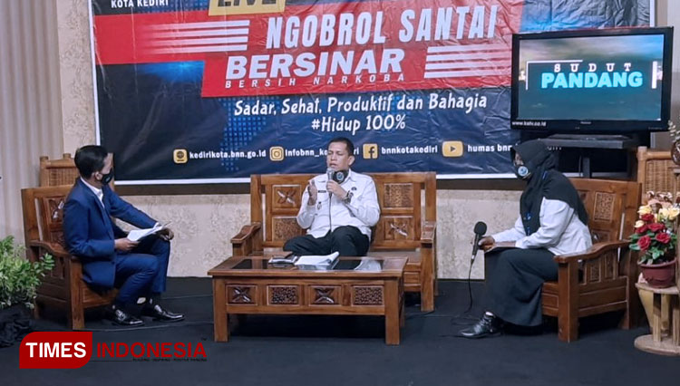 Kepala BNN Kota Kediri Bersama Jajaran Kasi, Kasubbag dalam Program Ngobrol Santai Bersinar. (FOTO: AJP TIMES Indonesia)