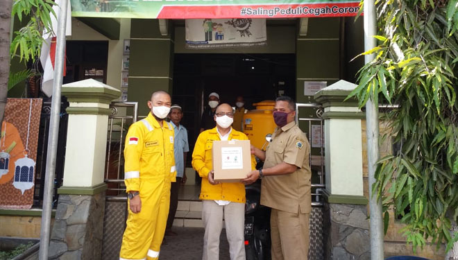 Perwakilan Petronas menyerahkan bantuan kepada pihak kelurahan, Selasa (16/6/2020). (Foto: Dok. Petronas)