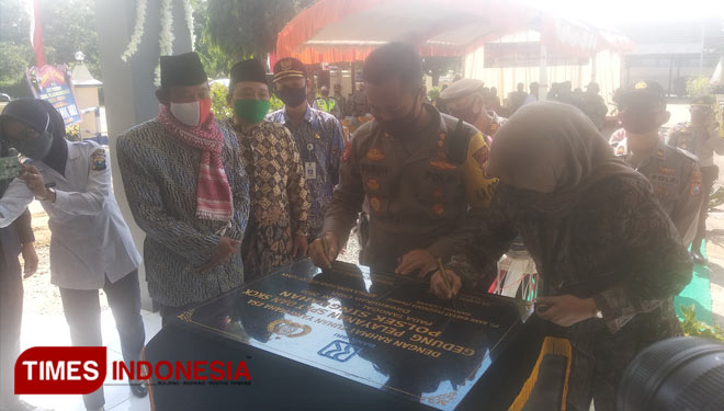 Kapolres Tuban, AKBP Ruruh Wicaksono bersama pimpinan Bank BRI cabang Tuban, Ida Susana Tri Rahayu dalam peresmian Gedung SPKT di Kecamatan Singgahan, Kabupaten Tuban, Selasa (16/06/2020). (Foto: Ahmad Istihar/TIMES Indonesia)