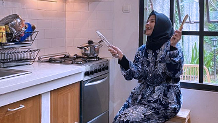 Vokalis Band Kotak, Tantri yang hobi memasak. (foto: ig/tantrisyalindri)