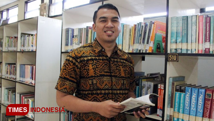 Addin Aditya dosen STIKI Malang di sela kesehariannya. (FOTO: AJP TIMES Indonesia)