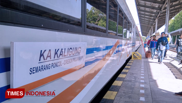 KA Kaligung yang berhenti di Stasiun Cirebon Prujakan. (FOTO: Muhamad Jupri/TIMES Indonesia)