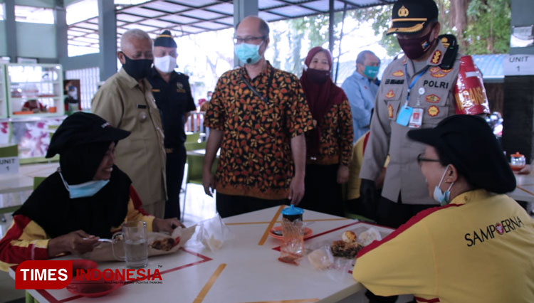 Kapolresta Malang Kota Kombes Pol Leonardus Simarmata memantau Protokol Covid-19 di PT HM Sampoerna Malang. (Foto: Humas Polresta Malang Kota for TIMES Indonesia)