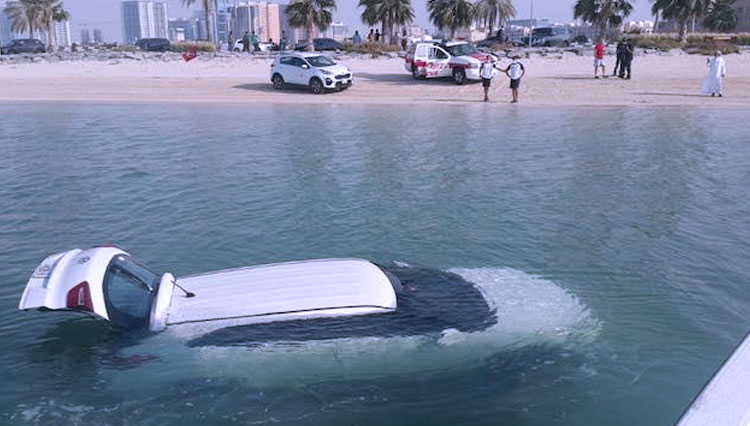 Mobil mewah yang masuk ke laut di Dubai. (FOTO: North Korea Times)