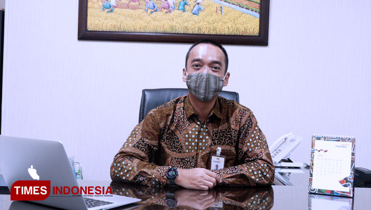 Area Head Bank Mandiri Malang Pitra Dwi Yuniyanto di ruang kerjanya. (FOTO: Naufal Ardiansyah/TIMES Indonesia)