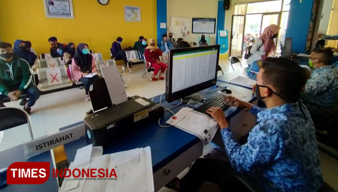 Masyarakat mengantri untuk membuat kartu kuning di Dinas Tenaga Kerja (Disnaker) Kabupaten Indramayu. (Foto: Siti Raudiatul/TIMES Indonesia)