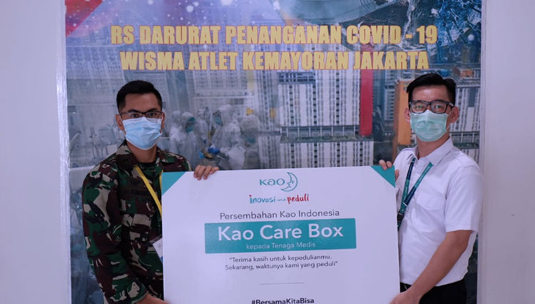 Letda Ckm dr. I Komang Trisna Aryawan (kiri) mewakili satuan tugas tenaga medis menerima Kao Care Box dari Johny Lay (kanan) di Rumah Sakit Darurat Wisma Atlet Kemayoran, Kamis (18/6/2020).(Foto : Dok.Kao Indonesia)