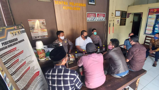 Sejumlah pemuda dan warga yang terlibat tawuran saat dilakukan mediasi di Polsek Gending, Polres Gending.(FOTO: Polsek Gending)