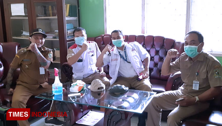 Kades Purwasaba Hoho bersama Kepala Puskesmas melakukan koordinasi untuk atasi wabah DB dan Covid-19. (FOTO : Hoho for TIMES Indonesia)